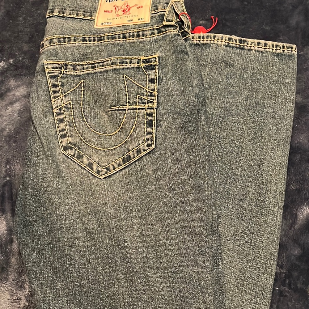 Mens size 33 x 32 relaxed skinny worn once like new
